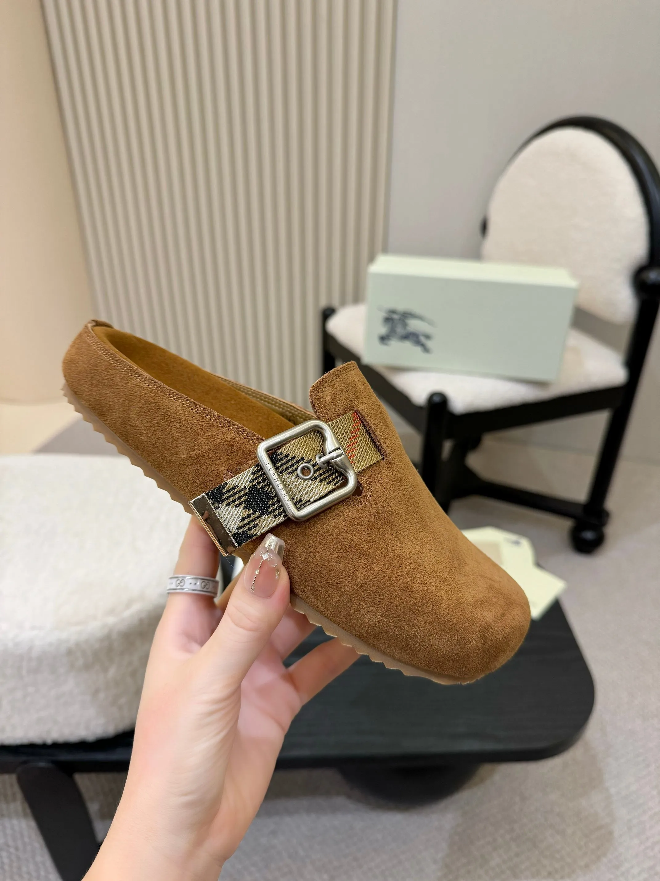 Men's shoes 💰560 Burberry's 2025 popular Birkenstock slippers are released, made of soft suede fabric and refined in Italian workshops. Featuring an embossed plaid pattern and an embossed sole embellished with the archive brand's logo. Features an adjustable B-shaped buckle strap and is embellished with the signature sand-colored Burberry check in jacquard worsted.   ✅Fabric: suede ✅Lining: silk cowhide ✅Outsole: TPU ✅Color: black, brown, pink, apricot, 4 colors available ✅Code number: 35-45 for men and women (35, 45 customized)